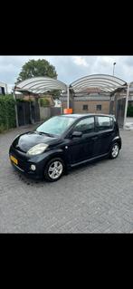 Daihatsu Sirion 1.3 2006 Zwart, Auto's, Voorwielaandrijving, Centrale vergrendeling, Stof, 4 cilinders