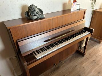 Mooie notenkleurige piano met vochtregulatie beschikbaar voor biedingen