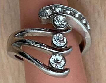 Zilverkleurige ring met strass beschikbaar voor biedingen