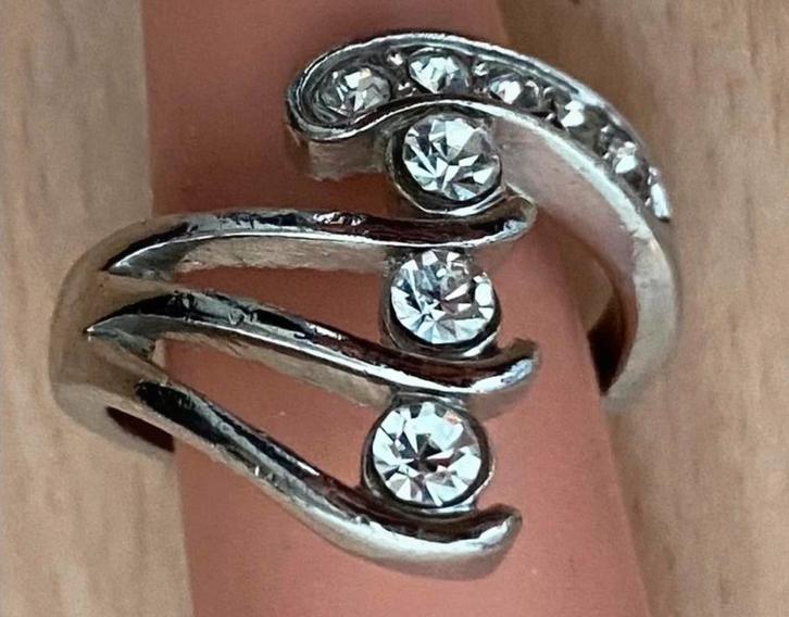 Zilverkleurige ring met strass, Sieraden, Tassen en Uiterlijk, Ringen, Zo goed als nieuw, Ophalen of Verzenden