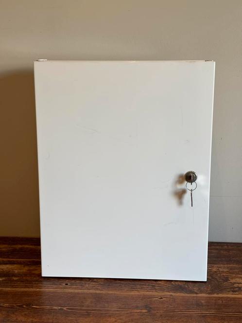 Vintage, oude metalen medicijnkast, wandkast,, Huis en Inrichting, Kasten | Lockerkasten, Zo goed als nieuw, Ophalen of Verzenden