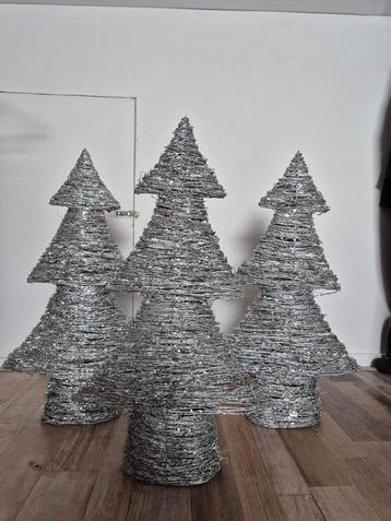 Zilveren kerstboompjes beschikbaar voor biedingen