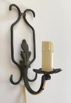 Antiek Frans smeedijzeren wandlampje met kaars huls, Antiek en Kunst, Antiek | Lampen, Ophalen of Verzenden
