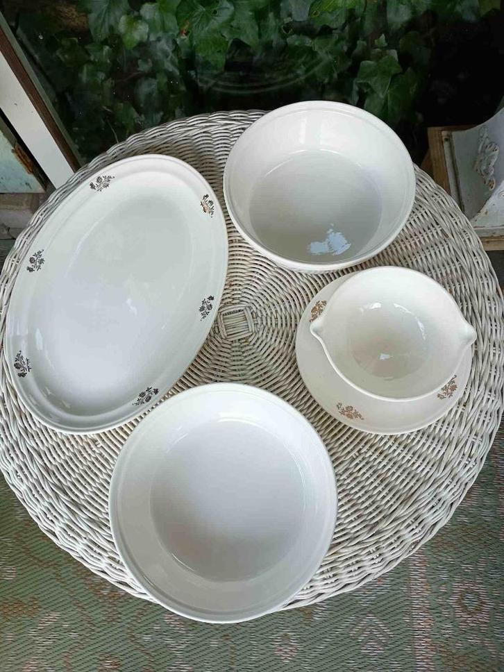 Sociéte Céramique Maestricht servies 4x creme goud € 15,=, Antiek en Kunst, Antiek | Keramiek en Aardewerk, Ophalen