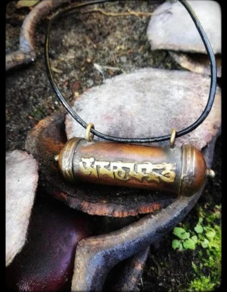 Super gave Ghau amulet aan een Yakleren verstelbare ketting., Sieraden, Tassen en Uiterlijk, Antieke sieraden, Ketting, Overige materialen