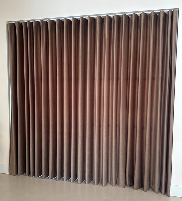 Gordijnen fluweel taupe zeer nette staat, 1 jaar oud, Huis en Inrichting, Stoffering | Gordijnen en Lamellen, Zo goed als nieuw