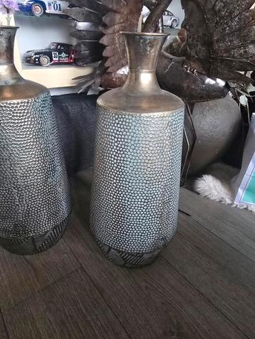 2 Metalen Vazen - Goud & Blauw beschikbaar voor biedingen