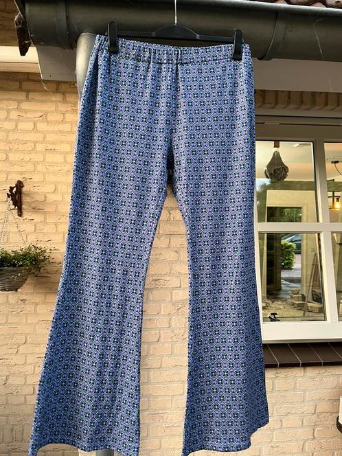 Stretch flared broek paars Fluresk maat 44, Kleding | Dames, Broeken en Pantalons, Zo goed als nieuw, Maat 42/44 (L), Paars, Lang