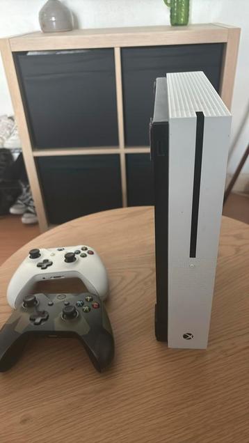 Xbox One + 2 controllers + 4 games beschikbaar voor biedingen