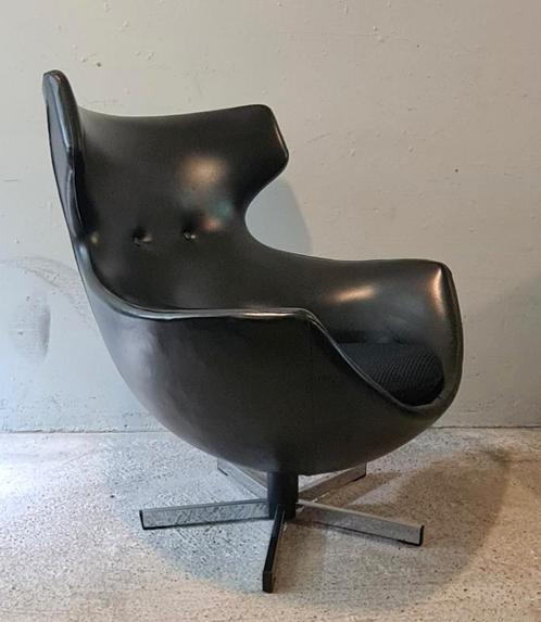 Vintage, design Egg Chair,. Pierre Guariche voor Meurop, Huis en Inrichting, Fauteuils, Leer, Ophalen