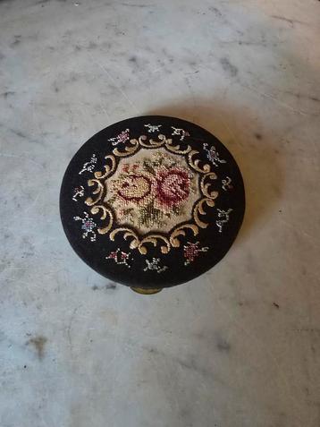 Oud brocante petit point poederdoos beschikbaar voor biedingen