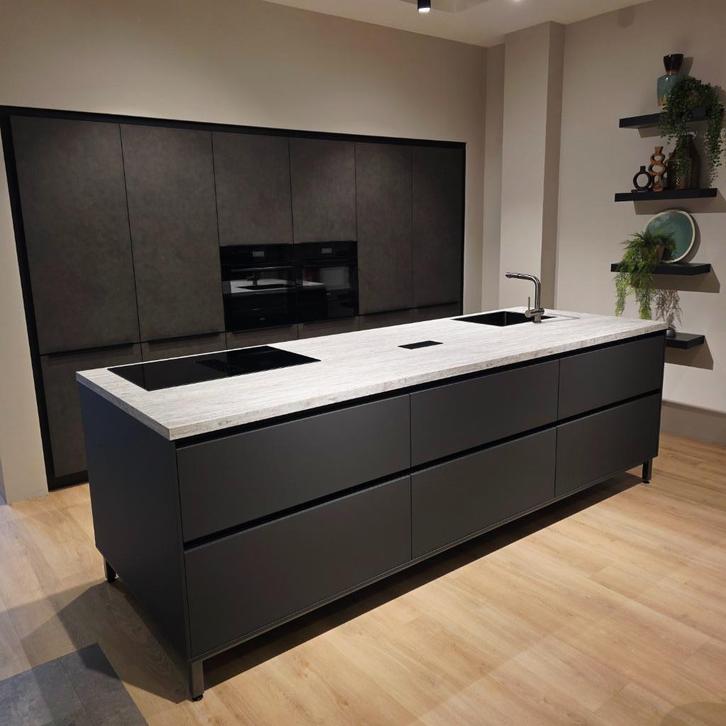 Luxe Schüller showroomkeuken met eiland en 25% korting, Huis en Inrichting, Keuken | Complete keukens, Nieuw, Overige typen, Overige kleuren