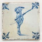 Antieke tegel - 17e eeuw - bodemvondsten - soldaat (musket), Ophalen of Verzenden