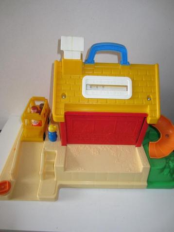 Vintage Fisher Price schooltje met uitschuifbare speeltuin beschikbaar voor biedingen