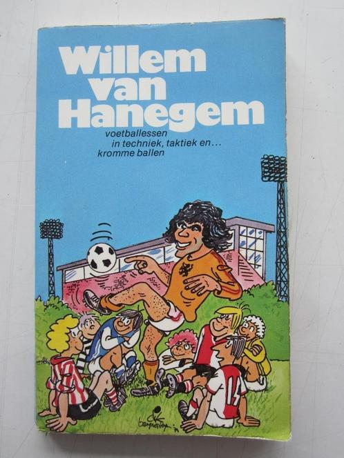 Willem van Hanegem - Dik Bruynesteyn - voetballessen - 1974, Boeken, Sportboeken, Gelezen, Balsport, Ophalen of Verzenden