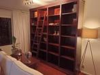 Bruine boekenkast, bibliotheekkast met ladder, bruin mahonie, 25 tot 50 cm, Met plank(en), Gebruikt, 200 cm of meer