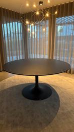 Artifort Clarion tafel rond 160cm zwart Fenix, Huis en Inrichting, Tafels | Eettafels, Ophalen, Design, 150 tot 200 cm, Rond