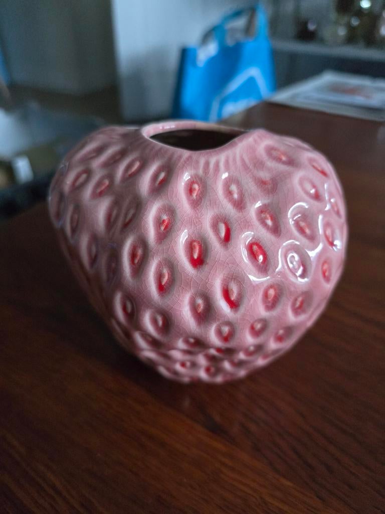 Roze aardbeien vaasje - Des Pots - Leuk decoratief item, Aardewerk of Porselein, Ophalen of Verzenden, Zo goed als nieuw, Minder dan 50 cm
