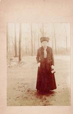 Kabinetfoto van Tan Baan geboren te Oud-Alblas, Gebruikt, Foto, Klederdracht, Ophalen of Verzenden