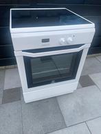 Indesit fornuis, Witgoed en Apparatuur, Fornuizen, Ophalen, 4 kookzones, Zo goed als nieuw, Energieklasse A of zuiniger