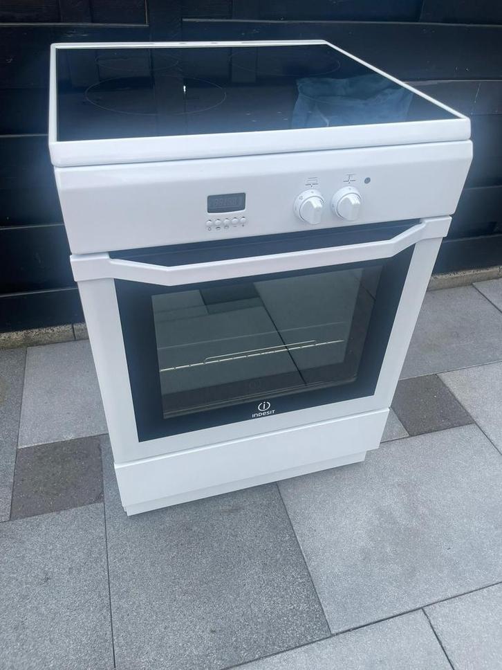 Indesit fornuis, Witgoed en Apparatuur, Fornuizen, Zo goed als nieuw, Vrijstaand, Inductie, 4 kookzones, 85 tot 90 cm, 45 tot 60 cm