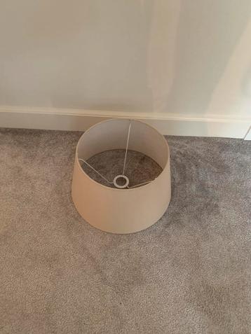 Mooie beige lampenkap beschikbaar voor biedingen