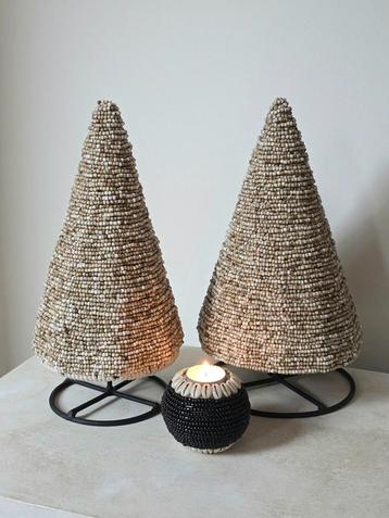 Bruine kralen kerstboom op standaard uit Bali  beschikbaar voor biedingen