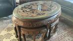 Chinees houtsnijwerk ovalen koffietafel inclusief 3 krukjes, Antiek en Kunst, Antiek | Meubels | Tafels, Ophalen