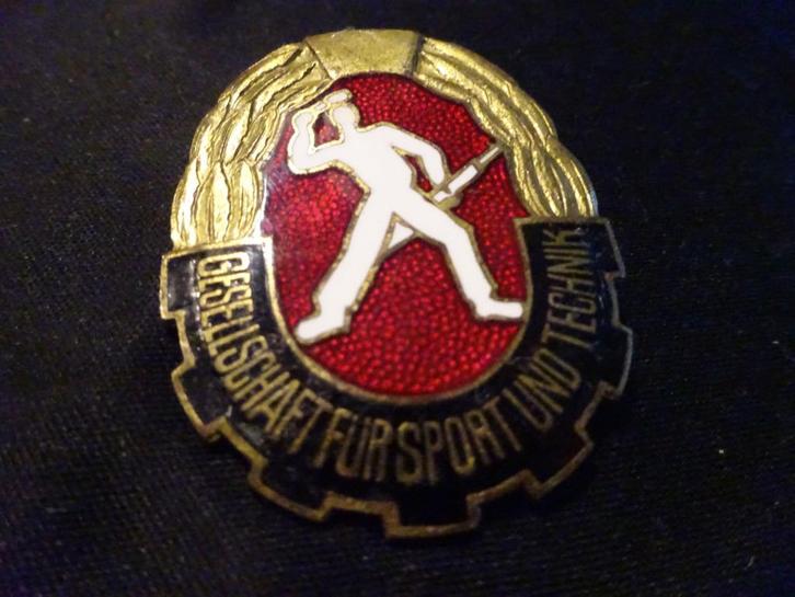 DDR:  Leistungsabzeichen Mehrkampf  goud  GST, Verzamelen, Militaria | Algemeen, Landmacht, Embleem of Badge, Duitsland, Ophalen of Verzenden