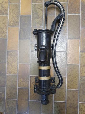 Gietijzeren waterpomp Douglas, ter decoratie beschikbaar voor biedingen