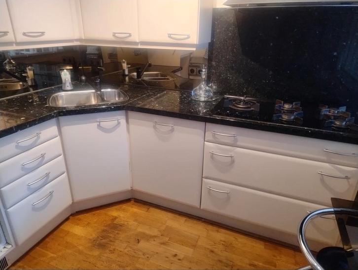 Keuken met 5-pits gasstel, afwasmachine, koelkast, Huis en Inrichting, Keuken | Complete keukens, Gebruikt, Hoekkeuken, Graniet of Steen