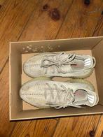 Yeezy 360 - Zo goed als nieuw!, Kleding | Heren, Schoenen, Wit, Ophalen of Verzenden, Adidas, Sneakers of Gympen