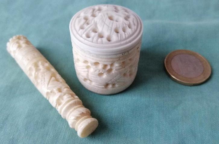 Antiek naaigerei van been naaldenkoker en speldendoosje, Antiek en Kunst, Curiosa en Brocante, Ophalen of Verzenden