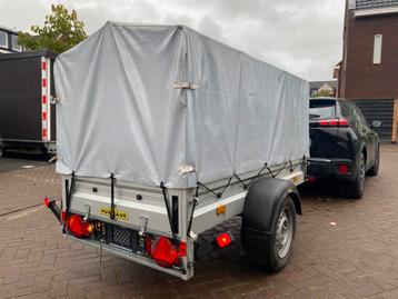 Fijne aanhanger met huif aangeboden beschikbaar voor biedingen