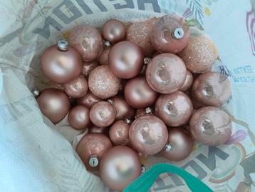 Tas vol lichtroze glazen kerstballen  beschikbaar voor biedingen
