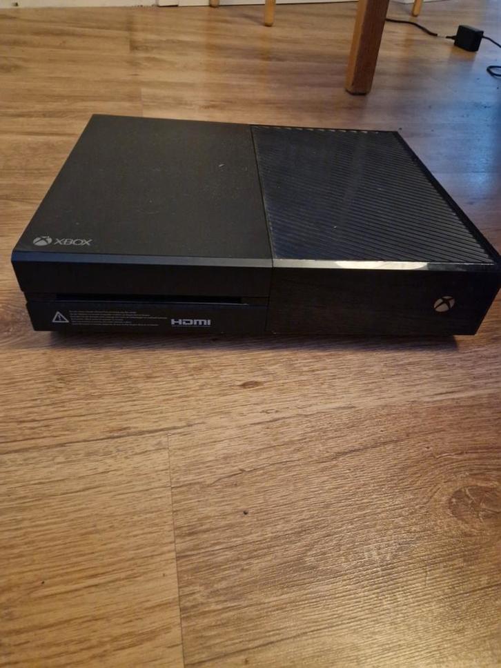 Niet volledig werkende xbox one en wel werkende accessoires., Spelcomputers en Games, Spelcomputers | Xbox One, Niet werkend, 500 GB