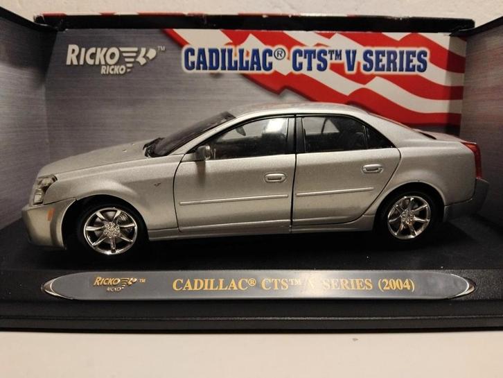 Cadillac CTS sedan light silver 2004 Series V Ricko 1:18 KRD, Hobby en Vrije tijd, Modelauto's | 1:18, Zo goed als nieuw, Auto