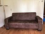 Bruine 2,5 zits bank suede, Huis en Inrichting, Ophalen, Overige materialen, Tweepersoons, Zo goed als nieuw