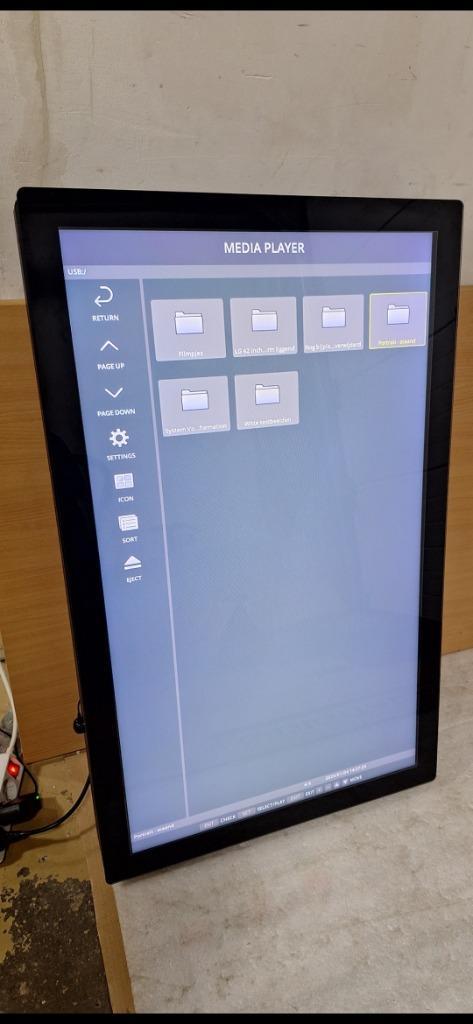 32 EN 40 INCH DIGITAL SIGNAGE SCHERM MET OMBOUW WINKEL, Audio, Tv en Foto, Overige Audio, Tv en Foto, Zo goed als nieuw, Ophalen