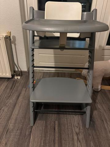 Stokke tripp trapp grijs met babyset en tray beschikbaar voor biedingen