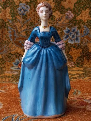 Mooi antiek beeldje uit Engeland van een vrouw 17,5 cm. beschikbaar voor biedingen