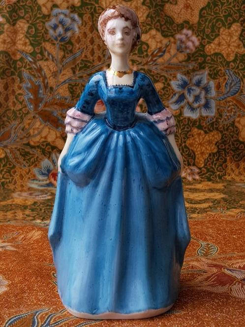 Mooi antiek beeldje uit Engeland van een vrouw 17,5 cm., Antiek en Kunst, Antiek | Porselein, Ophalen of Verzenden