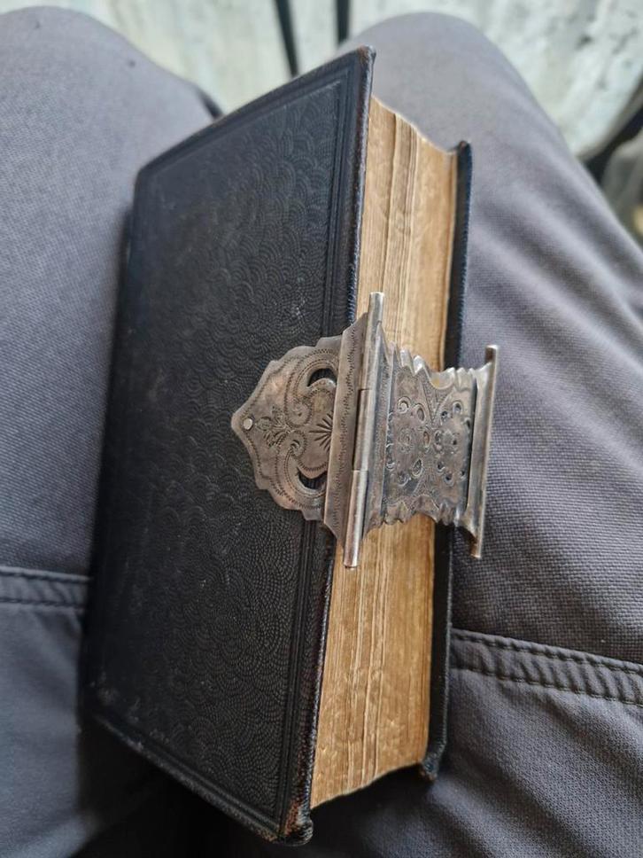 Antieke Bijbel 1874 met Zilveren Slot, Antiek en Kunst, Antiek | Boeken en Bijbels, Ophalen