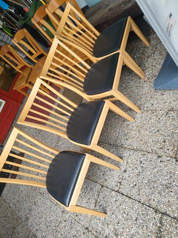 Set van 4 houten stoelen met zwarte zitting merk ton beschikbaar voor biedingen