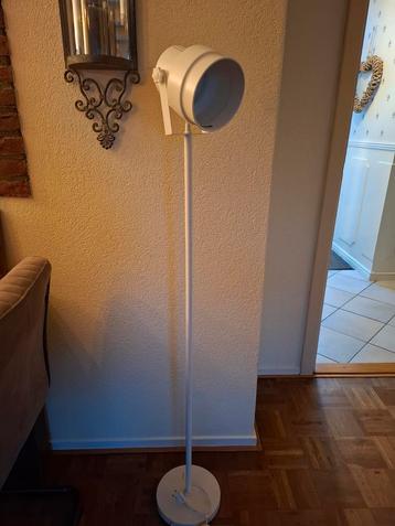 Wit metalen filmlamp met voetschakelaar.150 cm hoog beschikbaar voor biedingen