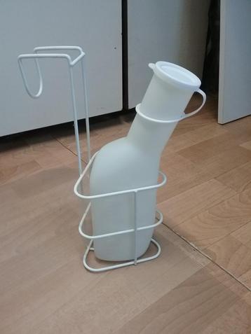 Urinoir fles in houder,en badzitje. beschikbaar voor biedingen