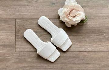 Witte slippers maat 37 beschikbaar voor biedingen