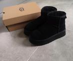 Nieuwe Ugg Classic mini platform laarsjes maat 38, Zwart, Lage of Enkellaarzen, Nieuw, Ophalen of Verzenden