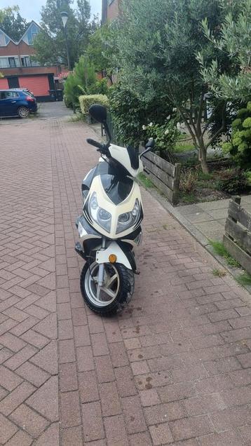 Tekoop scooter met blauw kenteken.   beschikbaar voor biedingen