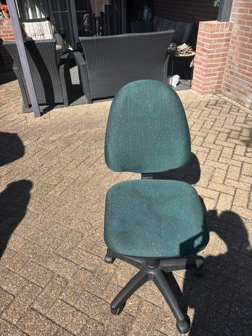 Gratis bureastoel in hoogte verstelbaar beschikbaar voor biedingen